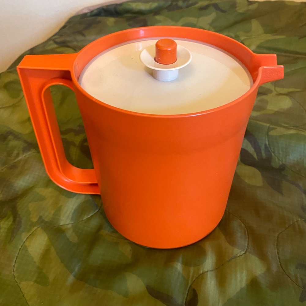 Vintage Burnt Orange Tupperware Pitcher with White Lid 1.5 Quarts - Picture 2 of 4